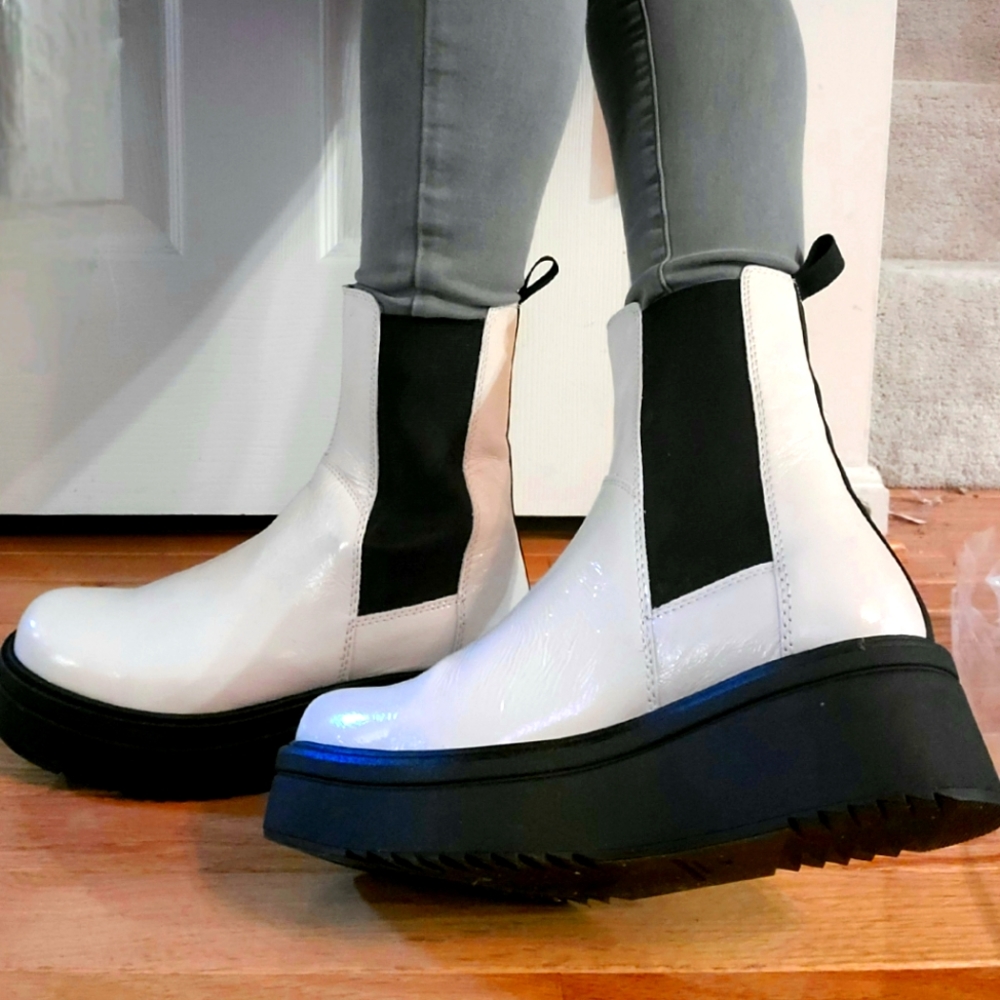 NWOT Vagabond Tara boots